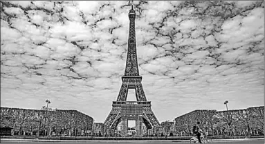  ??  ?? Leegte rondom de Eiffeltore­n in Parijs. (Foto: De Telegraaf)
