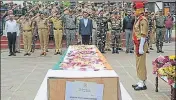  ?? WASEEM ANDRABI/HT ?? Senior officials paying tribute to SOG trooper Parvaiz Ahmad at the district police lines in Srinagar on Sunday.