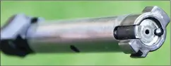  ??  ?? Die Sabatti Tactical-geweer se slot het twee sluitnokke voor aan die kop terwyl die dopuittrek­ker en -uitwerper veerbelaai is en in die slotkop aangebring is soos dit algemeen gedoen word.