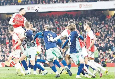  ?? — Gambar AFP ?? AKSI TUMPUAN: Sebahagian daripada babak-babak aksi perlawanan Liga Perdana Inggeris di antara Arsenal dan Brentford di Stadium Emirates di London.