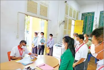  ?? MOEYS ?? Education minister Hang Chuon Naron goes over the scoring procedures for the exams on December 10.