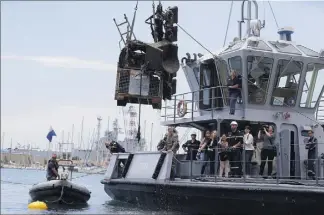  ?? (Photos Dominique Leriche) ?? Un pneu, des chaises, un banc et une table de jardin, un chariot, un escabeau, une barrière… La pêche aux déchets des plongeurs de la base navale a été fructueuse.