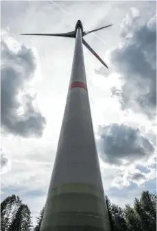  ?? FOTO: ARMIN WEIGEL/DPA ?? Viele Initiative­n verhindern Windräder in der Nähe ihrer Siedlungen – auch das verzögert den Ausbau der Windkraft.