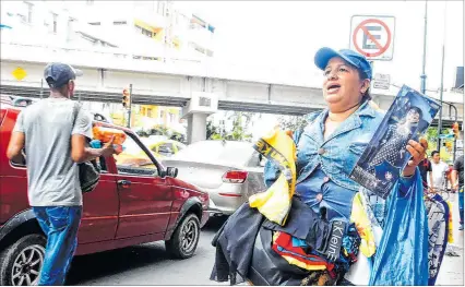  ?? CHRISTIAN VINUEZA / EXPRESO ?? Comercio. En Guayaquil, en la avenida Olmedo, vendedores informales vocean sus productos.