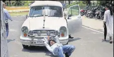  ?? HT PHOTO ?? An expelled student of LU protests, demanding readmissio­n.