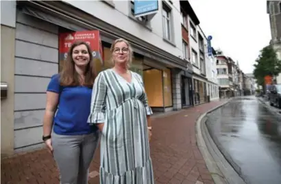  ?? FOTO SERGE MINTEN ?? Ilse Broux en haar dochter Emilie verhuizen met hun Kookdepot van het oude postgebouw op de Havermarkt naar de Kapelstraa­t.