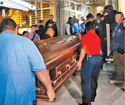  ?? ANDRÉS LOBATO ?? El féretro de la joven llega a la Facultad de Medicina, donde estudiaba.