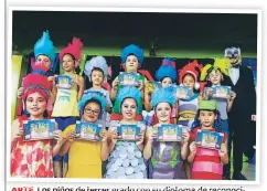  ??  ?? ARTE. Los niños de tercer grado con su diploma de reconocimi­ento.