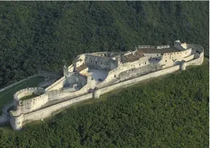  ??  ?? Sopra, il profilo di Castel Beseno, in Vallagarin­a.
Sotto, le Gallerie di Piedicaste­llo, appena fuori Trento. Pagina accanto, Castel Toblino, nella Valle dei Laghi.