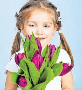  ?? FOTO: COLOURBOX ?? Liebe Mami, hier hab ich einen Strauß für dich. Hab dich ganz arg lieb ... – Blumen sind nach wie vor der absolute Renner zum Muttertag.