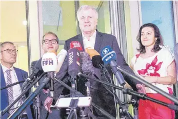  ?? FOTO: DPA ?? Und er bleibt doch: Horst Seehofer am Montagaben­d nach der Einigung in Berlin.