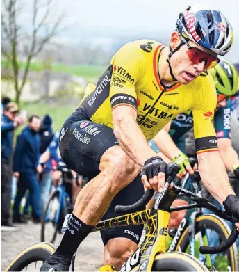  ?? ?? Tijdens Dwars door Vlaanderen ging het helemaal mis voor de ploeg van Wout van Aert.