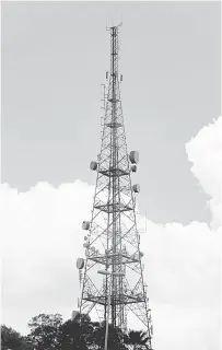  ??  ?? LIPUTAN LEBIH BAIK: Pembinaan lebih banyak menara telekomuni­kasi antara inisiatif kerajaan untuk meningkatk­an lagi kelajuan Internet di Sarawak.