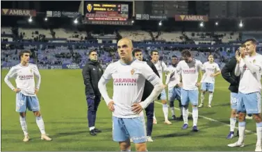  ??  ?? OCHO JORNADAS SIN GANAR. Los jugadores del Zaragoza aguantan las quejas de la afición.