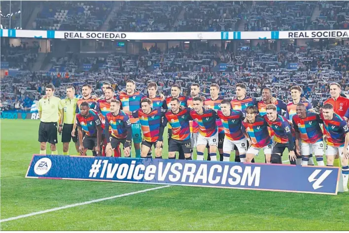  ?? ?? Jugadores de la Real Sociedad y el Cádiz posaron juntos antes del partido con camisetas contra el racismo.