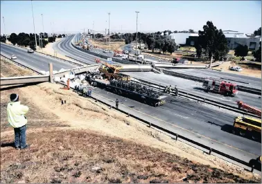  ?? PICTURE: NOKUTHULA MBATHA ?? CLOSE CALL: Five people were injured after a pedestrian bridge on the N3 highway in Germiston, Bedfordvie­w collapsed yesterday.