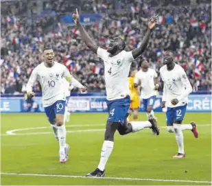  ?? AFP ?? Upamecano celebra su gol con Mbappé //