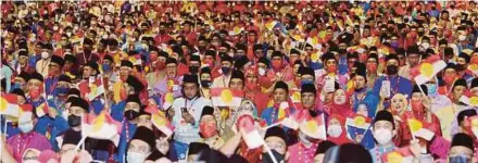  ?? (Foto Aswadi Alias/bh) ?? Perwakilan yang hadir pada Perhimpuna­n Agung Khas UMNO 2022 di Pusat Dagangan Dunia (WTC) Kuala Lumpur, semalam.