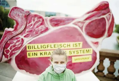  ?? Ansa ?? Dieta equilibrat­a Ogni tedesco nel 2019 ha mangiato 59,5 chili di carne. A destra, immigrati rumeni. In basso, la cancellier­a Merkel