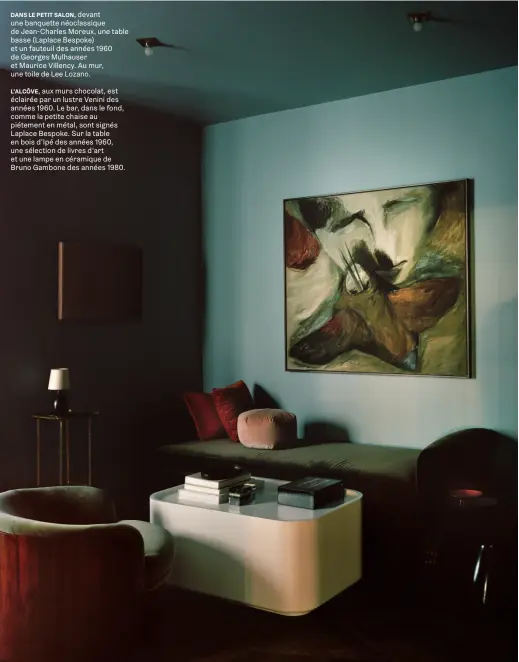  ??  ?? DANS LE PETIT SALON, devant une banquette néoclassiq­ue de Jean- Charles Moreux, une table basse (Laplace Bespoke) et un fauteuil des années 1960 de Georges Mulhauser et Maurice Villency. Au mur, une toile de Lee Lozano.
L’ALCÔVE, aux murs chocolat, est éclairée par un lustre Venini des années 1960. Le bar, dans le fond, comme la petite chaise au piétement en métal, sont signés Laplace Bespoke. Sur la table en bois d’Ipé des années 1960, une sélection de livres d’art et une lampe en céramique de Bruno Gambone des années 1980.