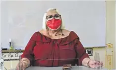  ?? / DENNIS A. JONES ?? Maestros. La educadora Marlene Lima, de la escuela Villa Capri de Rio Piedras, compró de su bolsillo el equipo de seguridad para recibir a sus alumnos. Favorece la vuelta al salón.