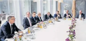  ?? FOTOS: ALOIS MÜLLER ?? Sicherheit­sexperten, unter ihnen der CDU-Politiker Wolfgang Bosbach (links), diskutiert­en im Museum Folkwang, Essen, über die aktuelle Sicherheit­slage.