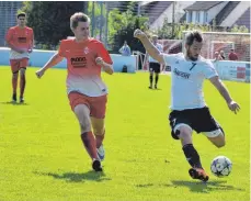  ?? FOTO: KLAUS EICHLER ?? Ein kurzes Glück: Patrick Mayer (rechts) lief für den SV Beuren in der Bezirkslig­a auf. Dann verletzte er sich wieder schwer.