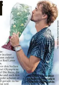  ??  ?? Alexander Zverev küsst nach dem Turnier-Sieg in Cincinnati seine Trophäe.