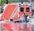  ?? FOTO: DPA ?? Ein Mann nutzte in Duisburg das Trittbrett eines Rettungswa­gens.