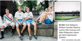  ?? FOTO: SACHARIAS KÄLLDÉN ?? OS 1912. Erik Hallquist, William Gardell, Markus Lantto, Nils Jonsson och Albin Wägmark väntar på nästa tagning på Stadion.