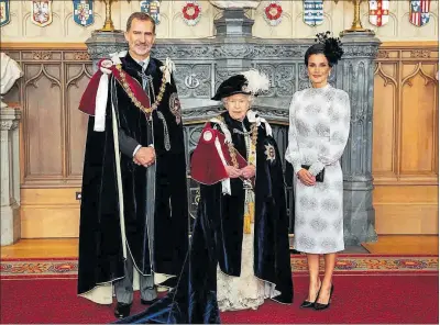  ?? EFE / STEVE PARSONS ?? El rey Felipe VI posa junto a la reina Isabel y la reina Letizia, ayer, tras la investidur­a.