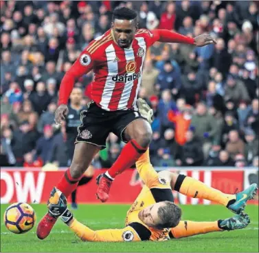  ??  ?? PINCHAZO. Defoe marcó los goles del Sunderland en el empate del Liverpool a domicilio.