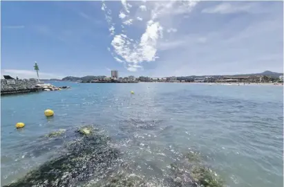  ?? Foto: Lucía Ronda ?? Das Meer an Jáveas Arenalstra­nd hat exzellente Wasserqual­ität.