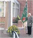  ?? FOTOS: PETER POTT ?? Der Kranz, der zum Jahrestref­fen von der Landsmanns­chaft der Ostpreußen am Gedenkstei­n niedergele­gt wurde, war tags darauf verschwund­en.