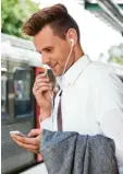  ?? Foto: Christin Klose, dpa ?? Ein Headset hilft: Wer das Handy nicht direkt ans Ohr hält, reduziert die Strahlenbe­lastung.
