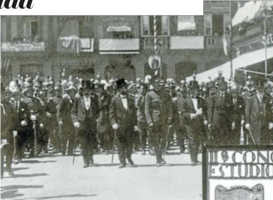  ?? Fotografía Arhivo/eusko Ikaskuntza ?? Imagen en la Plaza de Castillo del arranque del II Congreso de Eusko Ikaskuntza en Pamplona (1920) al que acudió el monarca Alfonso XIII.