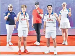  ?? ?? Athletes, from left, Moriya Jutanugarn, Sapsiree Taerattana­chai, Ariya Jutanugarn, Dechapol Puavaranuk­roh and Pajaree Anannaruka­rn attend an event organised by their sponsor SCG yesterday.