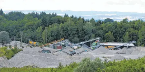  ?? FOTO: BETTINA MUSCH ?? Schon seit vielen Jahren wird auf der Gemarkung Schlier im Altdorfer Wald Kies abgebaut und auf den Straßen transporti­ert. Gegen eine zusätzlich­e Belastung wehrt sich die Gemeinde.