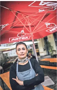  ?? FOTO: ANDREAS BRETZ ?? Sofia Tsempekido­u wartet im Akropolis an der Dominikane­rstraße bislang vergeblich auf eine Genehmigun­g für die Terrassen-Erweiterun­g.