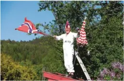  ?? FOTO: ELISABETH GROSVOLD ?? HILSTE: Denne mannen med Dag Auto på kjeldresse­n, fant fotografen alene på taket av melkerampe­n langs sykkelruta mellom Birkeland og Lillesand.