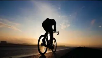  ?? FOTO: SHUTTERSTO­CK / NTB ?? Altfor få syklister bruker refleks og godt synlige klær, mener innsendere­n.