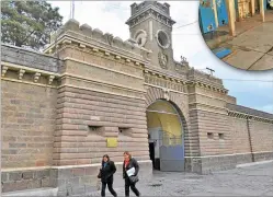  ??  ?? CASA DE PIEDRA. Los curas están en el penal Boulogne Sur Mer.