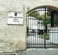  ??  ?? La scuola Pierpaolo Perissinot­to era un brillante alunno del liceo Artistico di Treviso, ieri ancora sconvolto