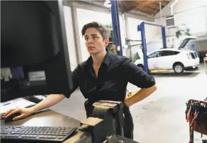  ?? Scott Strazzante / The Chronicle ?? Luscious Garage’s Carolyn Coquillett­e has created a software program for other independen­t garages to manage their customers’ maintenanc­e schedules — and cut down on a lot of paperwork.
