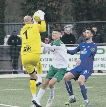  ?? PICTURE B)Y TOMMY MCMILLAN ?? Bognor’s Leon Maloney puts the Margate ‘keeper under pressure