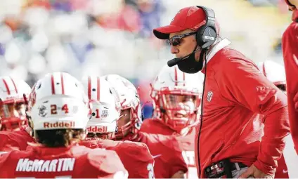  ?? Elizabeth Conley / Staff photograph­er ?? Katy football coach Gary Joseph, talking to his players in their win over Buda Hays on Saturday, will try to lead the Tigers to their ninth state championsh­ip in 15 trips to the state final game.