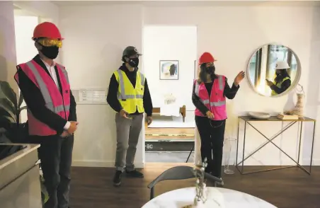  ?? Photos by Lea Suzuki / The Chronicle ?? Above: Oakland Mayor Libby Schaaf and Darin Ranelletti ( left), policy director for housing security, tour a unit with Zayn El Hajji ( center), project manager for Mighty Buildings, which creates walls, ceilings and overhangs. Below: The 3D printer used.