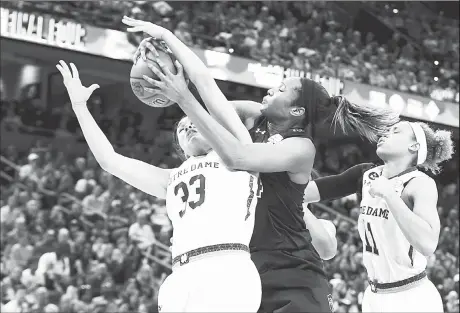  ??  ?? Kathryn Westbeld #33 of the Notre Dame Fighting Irish and Alaina Coates #41 of the South Carolina Gamecocks vie for a rebound in the second half during the
NCAA Women’s Final Four semifinal at Amalie Arena on April 5, in Tampa, Florida. (AFP)