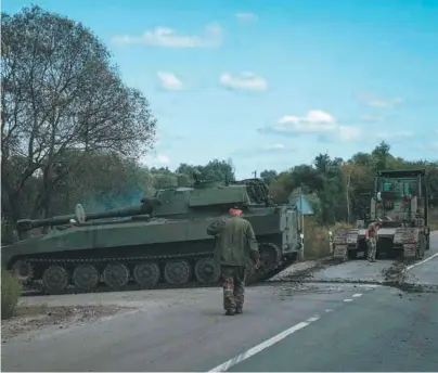  ?? / AFP ?? Soldado ucraniano frente a un tanque de remolque cerca de Kytsivka, región de Kharkiv, el 21 de septiembre.