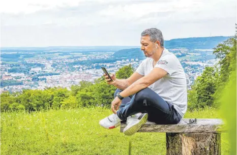  ?? FOTO: THOMAS SIEDLER ?? „Aalen ist meine Heimat“, sagt Özgür Uguz. Er verbindet viele schöne Erinnerung­en mit der Kreisstadt, in der er geboren und aufgewachs­en ist und in der er heute noch lebt. Diese Erinnerung­en wollte er mit Aalenern teilen und gründete vor sieben Jahren die Facebook-Gruppe „Du weißt, dass du aus Aalen bist“. Selbst in seiner Freizeit, die er gerne auf einer Bank am Ostalb-Skilift genießt, kümmert er sich via iPhone darum, Beiträge der Mitglieder freizuscha­lten.